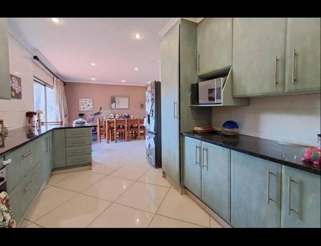 3 BEDROOM TOWNHOUSE FOR SALE IN RACEVIEW